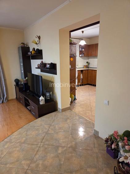 Vand in Unirii,casa cu etaj,5 camere singur in curte strada Marului,teren 1960mp - 4