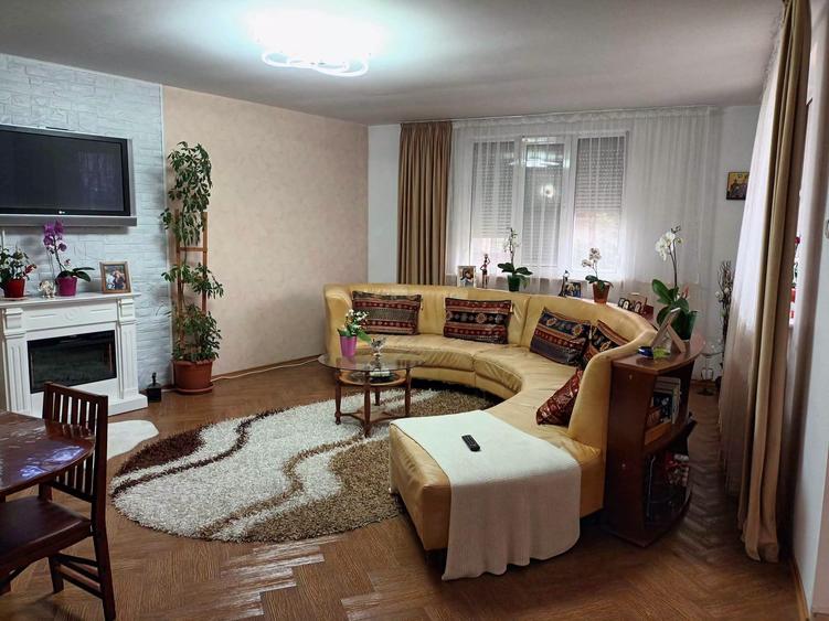 Vila D+P+E+M zona Hiperdia