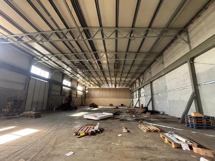 Depozit cu showroom de inchiriat de 1600 mp