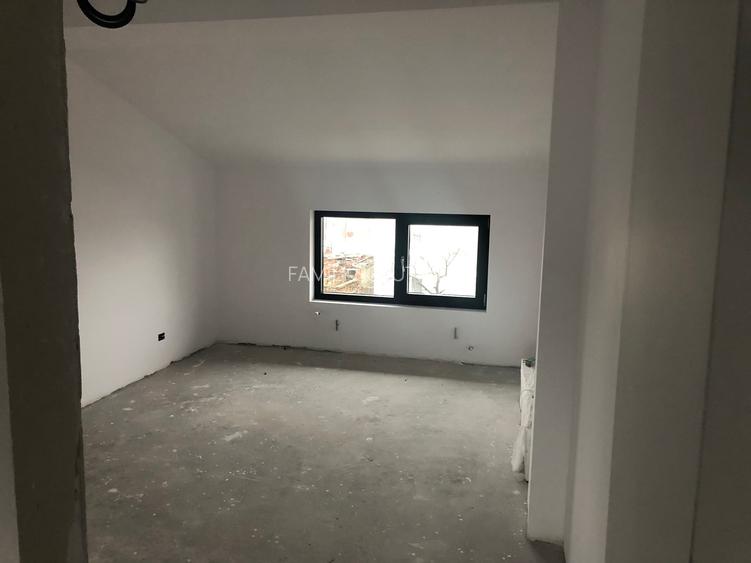 Proiect nou pozitie foarte buna. P+1+M. 5 cam - 7