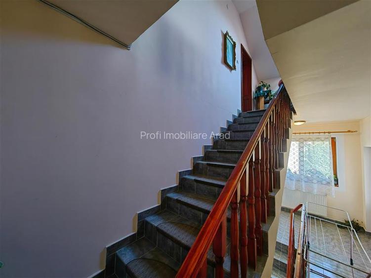 Casa mare cu etaj si 12 camere la principala in Fantanele - 9