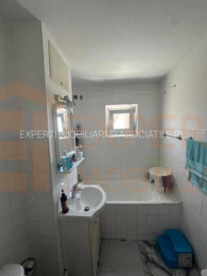 Apartament 4 camere de vanzare, in zona Poarta 6 - 4