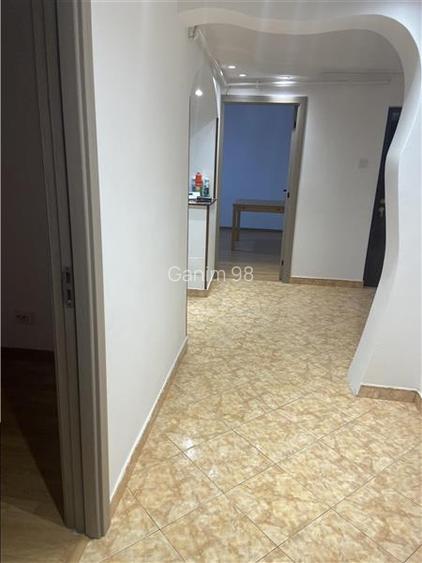 Apartament 3 camere de inchiriat , zona Scoala nr 2- Piata Moldovei decomandat , - 18