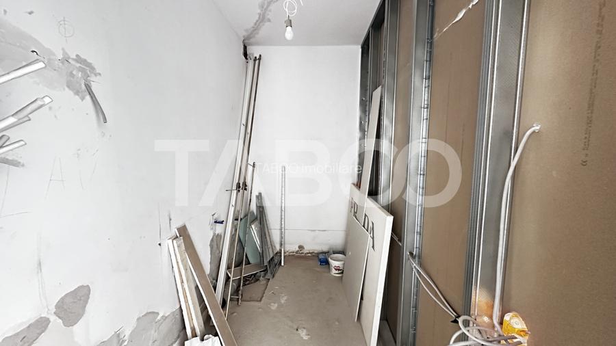 Apartament de vanzare 3 camere nemobilate 56 mpu cu balcon Central - 4