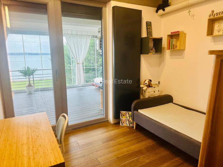 Locuinta speciala intr o zona superba pe lac - 22