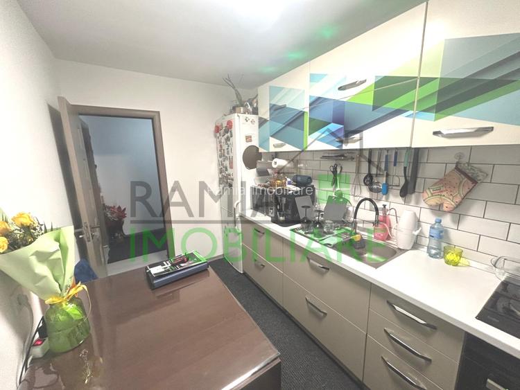 Apartament 3 camere Tractorul renovat 70 mp parter inalt balcon boxa si P - 3