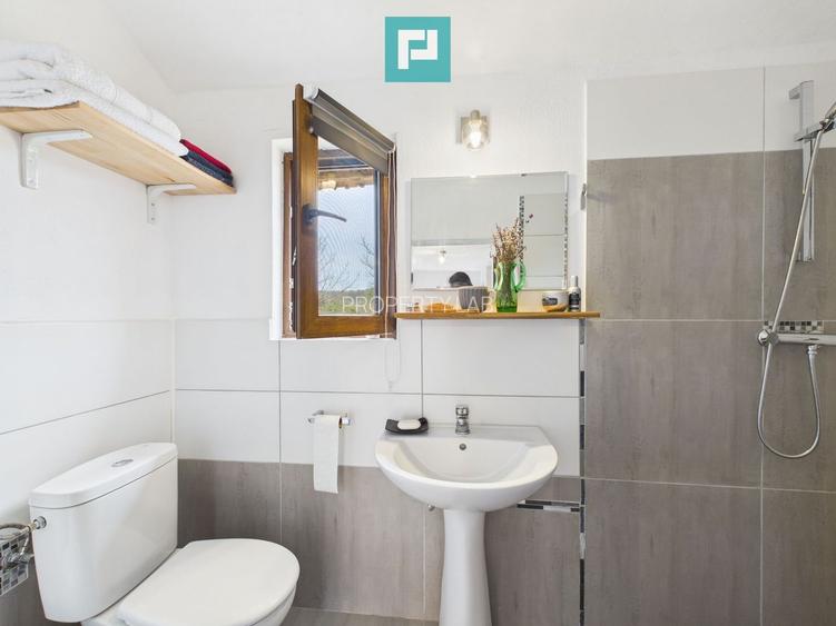 Casă renovată în localitatea Comănești, Arad - 13