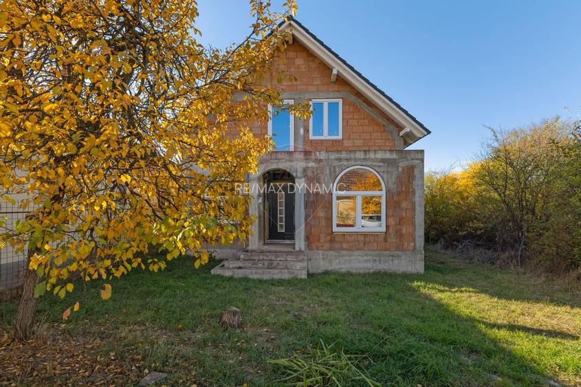 Casă la roșu cu teren generos, 500 mp, situată pe strada Ostașului - 3