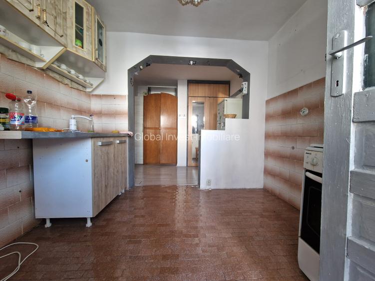 Navodari( Sud, Str Rândunelelor)- 2 camere decomandate, etaj 3/4, liber - 12