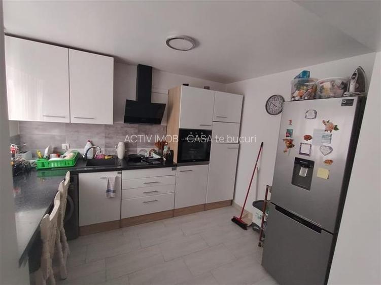 Petrosnita, Casa la Curte cu Garaj si Teren de 900 Mp - 8