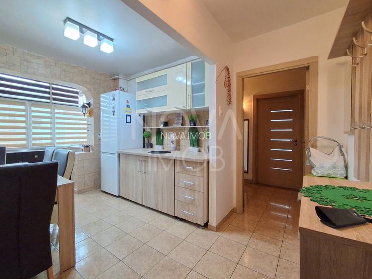 Apartament de inchiriat 3 camere etajul 4, cu lift,  Zona Vasile Aaron  - 5