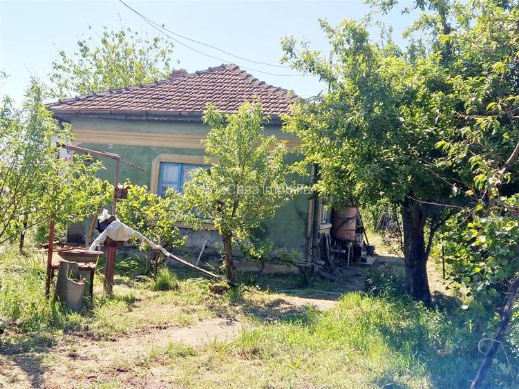 Casa caramida si 3742 mp teren intravilan - 3