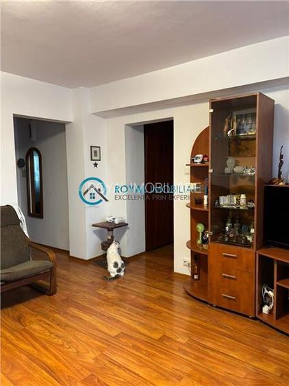 Royal Imobiliare - Vanzare apartament 3 camere zona Democratiei - 2