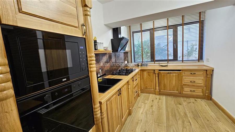 Casa renovata 200mp pe 2 niveluri,parcare, curte cu foisor,Centru, str.Nicolae B - 12