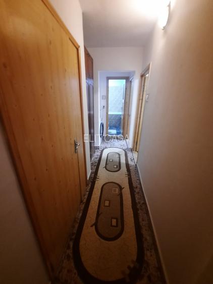 Apartament cu 3 camere decomandat, etaj 2/4, zona Cug - 10