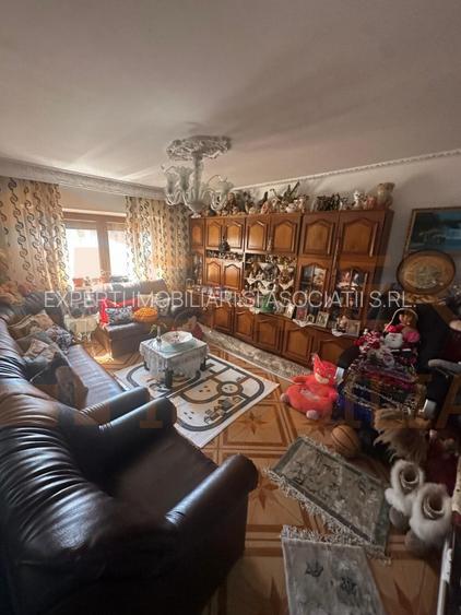 Apartament 4 camere, situat in Poarta 6 - 7