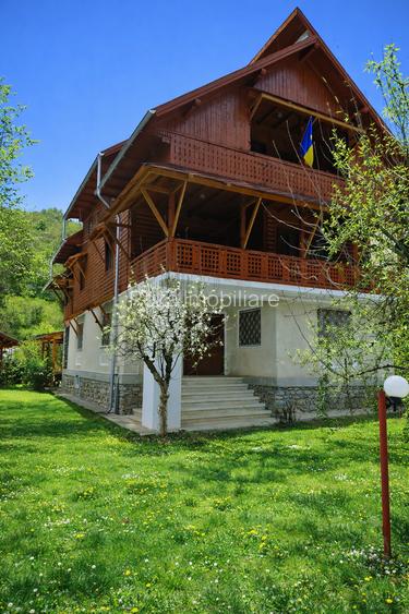 Proprietate montană,teren generos, casă solidă și autonomie energetică  Mălaia - 17