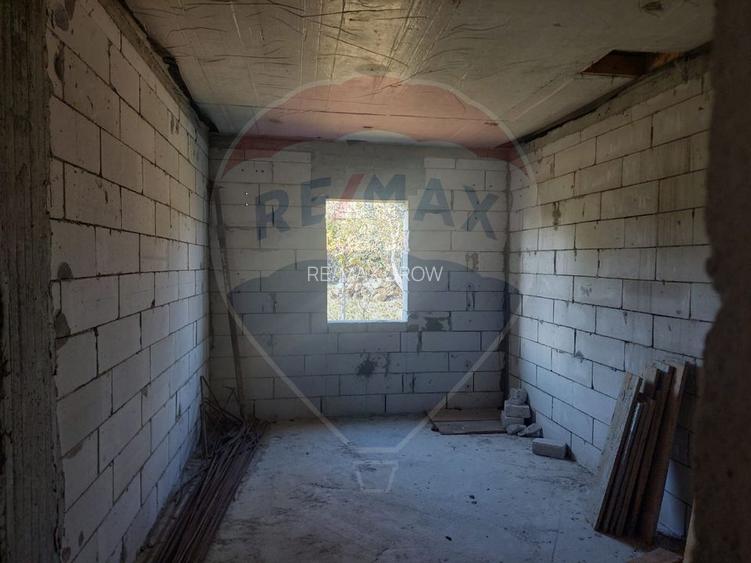 Casa la rosu de vanzare in Caiuti, Bacau - 10