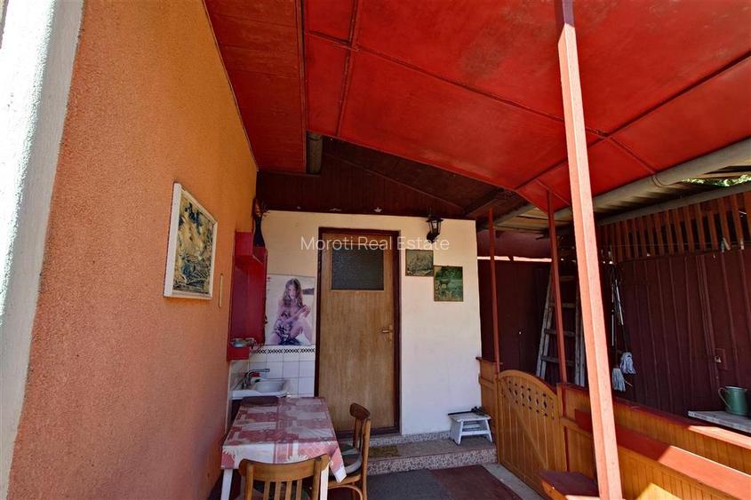 Gospodarie cu teren generos si constructii solide intr-o zona linistita - 13