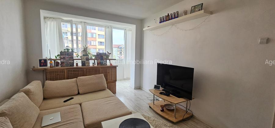 Inchiriez apartament cu 2 camere,decomandat, situat pe B-dul Mihai Viteazu - 10