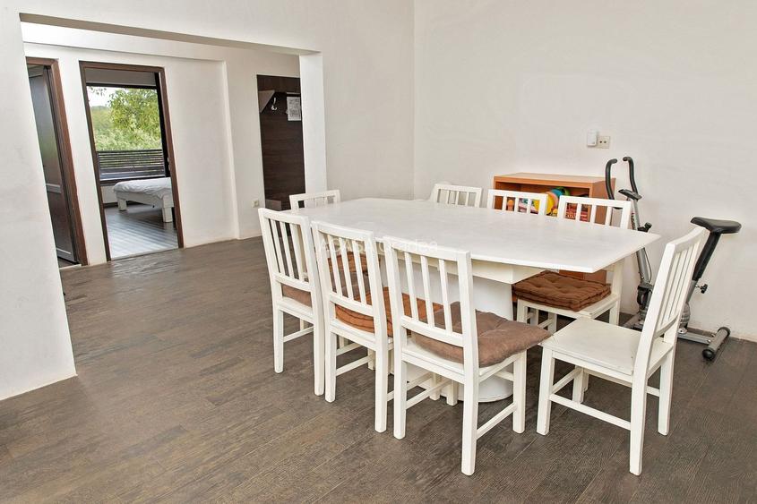 Vilă 5 dormitoare, 4 băi, 2 248mp teren, piscină. Preț: 229 000 E. - 22