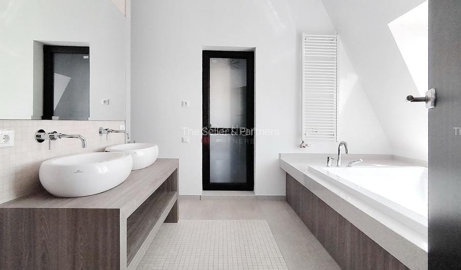 Priveliste Panoramica Spre Oras Si Masivul Tampa - 22