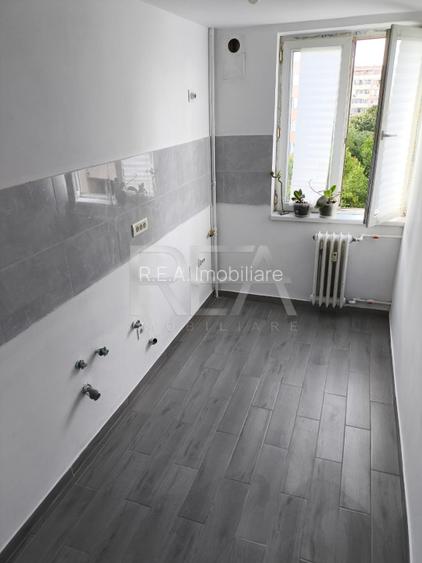 Apartament 3 Camere , Decomandat , Zona Alexandru Obregia - 4
