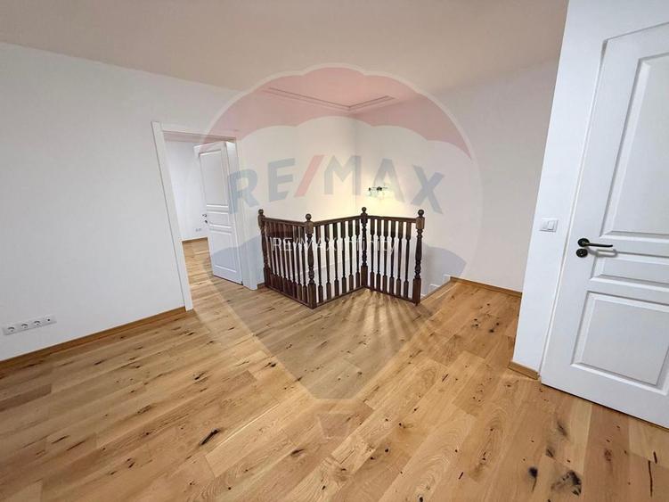 Apartament 4 camere, pe 2 niveluri si curte comuna în Centru - 4