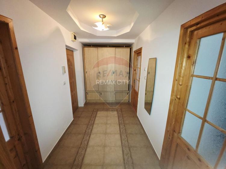 Apartament cu 2 camere de vânzare în zona 1 Mai - 10