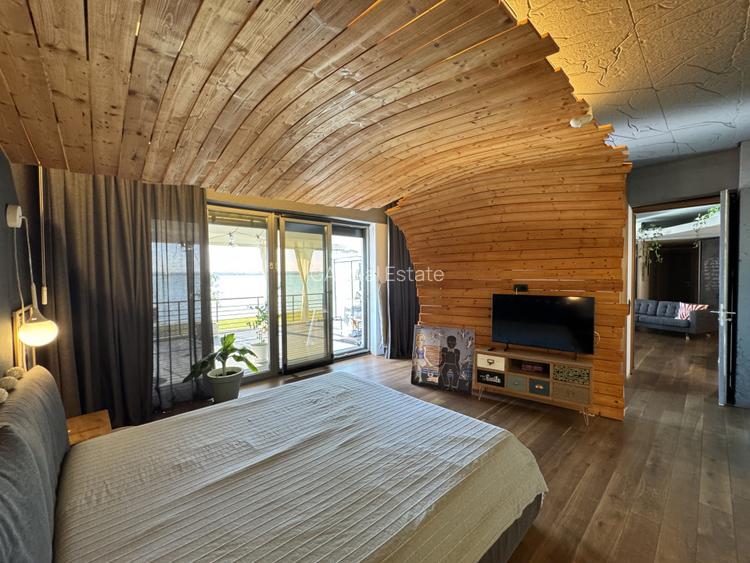 Un apartament ca o casa, cu peluza si ponton pe lac - 13