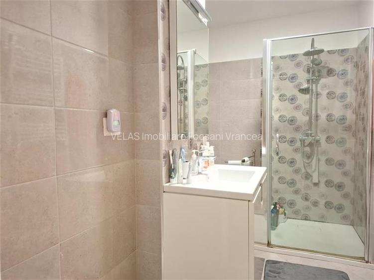 Apartament 2 camere, transformat in 3 camere, parter - 15