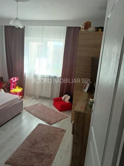 Poarta 6, 3 camere decomandate etajul 1. - 13