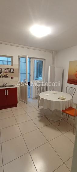 Apartament 4 camere in cladire interbelica Universitate 5 ' mers pe jos