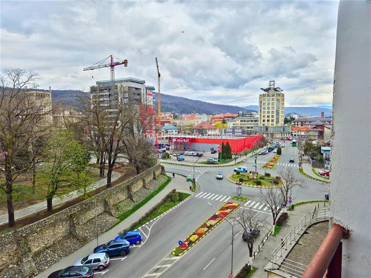 DE INCHIRIAT - 3 CAMERE, CENTRAL, BLOC CU LIFT - 6