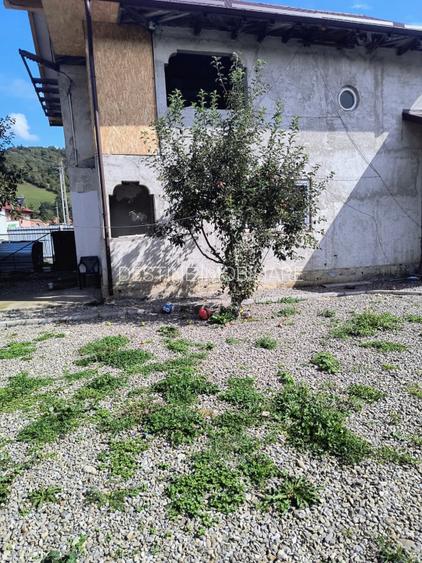 Casa renovata in Preluci la 12 Km de Comanesti , fantana si centrala proprie - 10