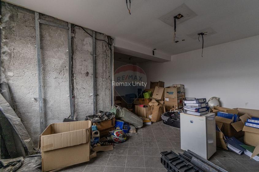 Cladire de 902 mp utili de vânzare, zona Grivitei - DN 13, COMISION 0 - 37