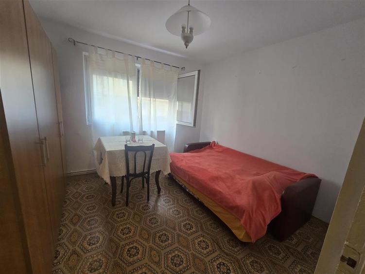 Apartament cu trei camere parter