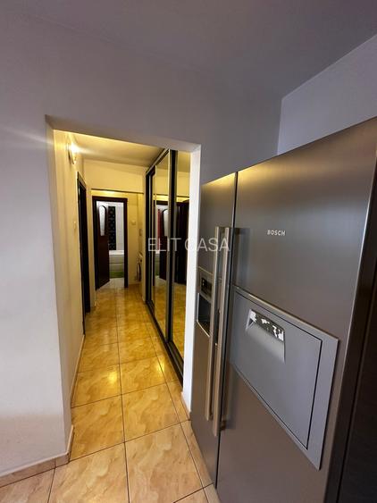 Apartament cu 3 camere decomandat, etajul 2/4, zona Baza 3 - 8