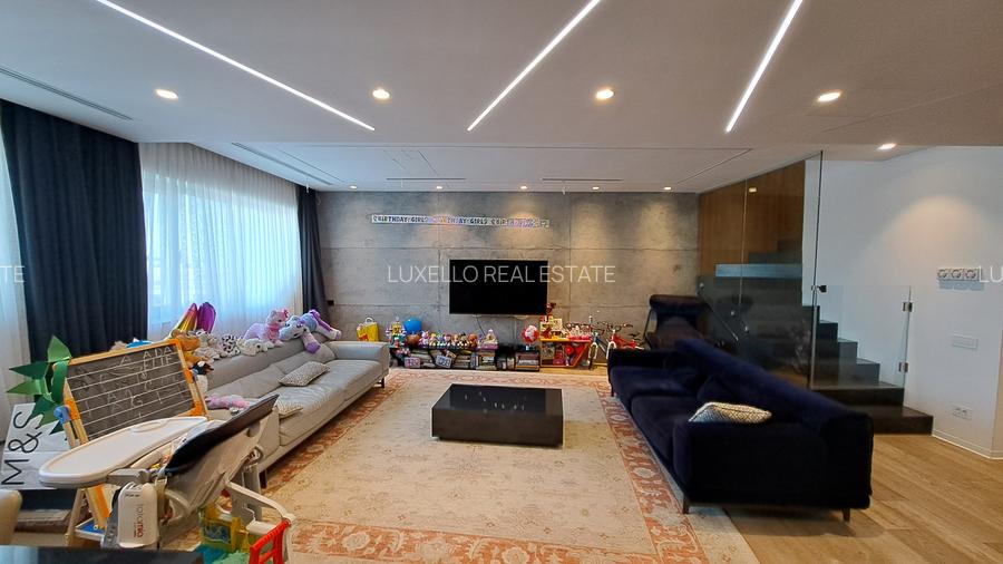 APARTAMENT 8 CAMERE CU SCARA INTERIOARA TIP LOFT -ULTRA LUX - 35