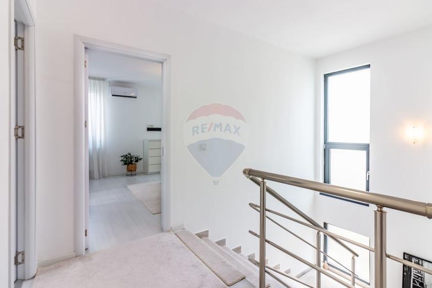 Casă / Vilă cu 4 camere de vânzare Tunari