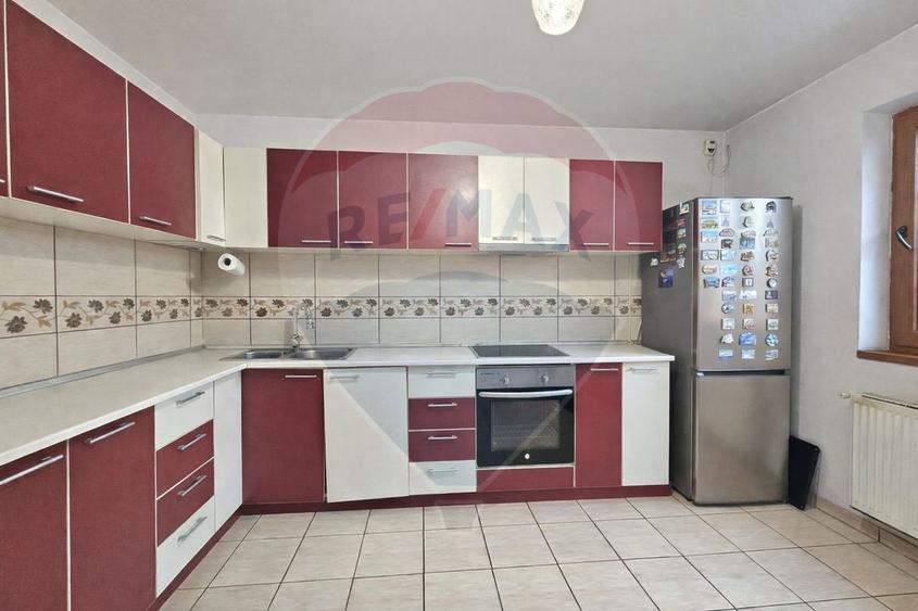 Casă cu 5 camere de vânzare in Lumina Constanta