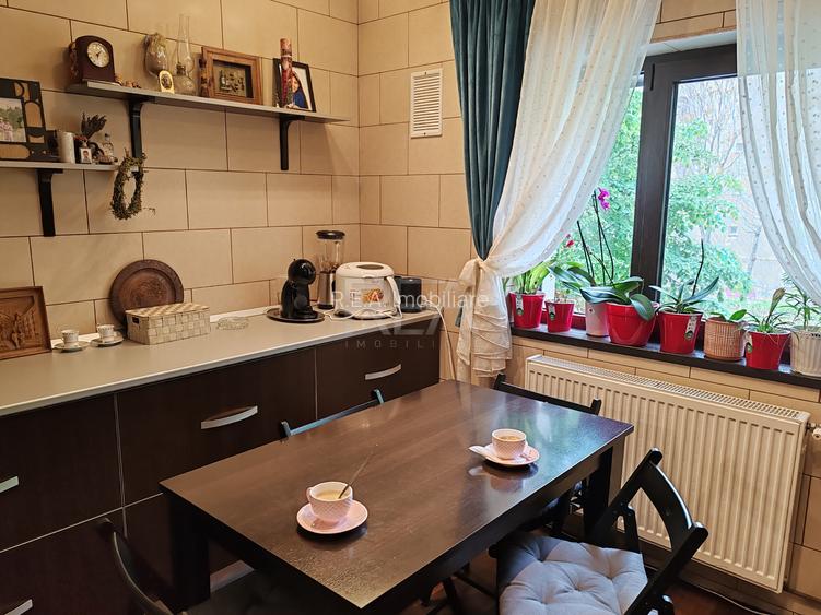 3 camere, decomandat, et 2/8, anvelopat- 13 Septembrie - 13