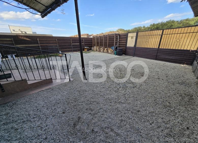 Casa de vanzare cu 6 camere 2 parcari curte libera 200 mp in Selimbar - 2