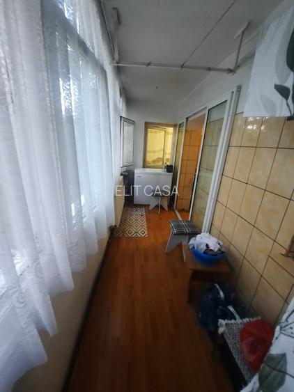 Apartament cu 3 camere decomandat, etaj 2/4, zona Cug - 4