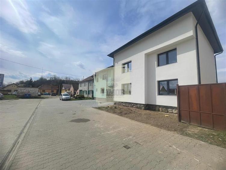 Casa cu 4 camere si 3 bai pretabila birouri in Sura Mare