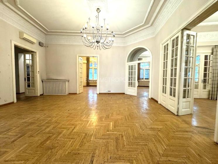 Vila cu arhitectura spectaculoasa Dacia - 5