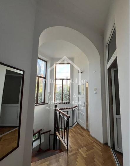 Casa formata din 2 apartamente, 2 garaje,  3 bai - zona Trei Stejari - 13