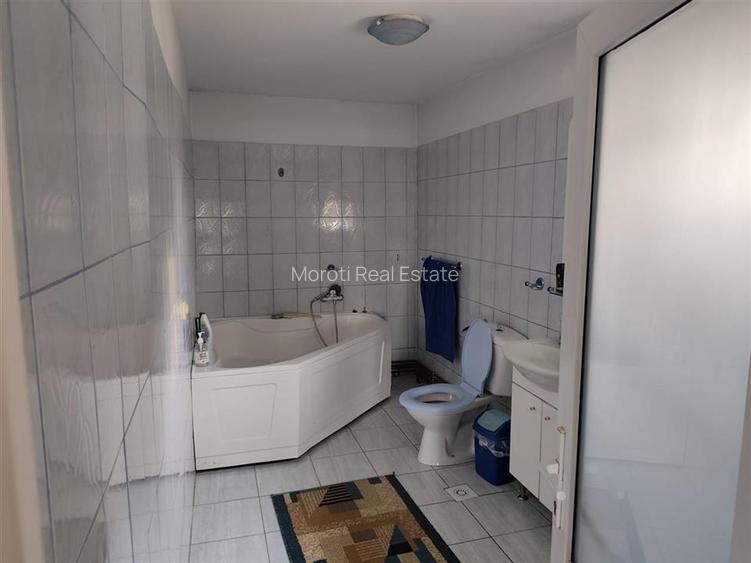 Proprietate spatioasa de vanzare in Gaesti, Dambovita - ideala pentru locuit sau - 6