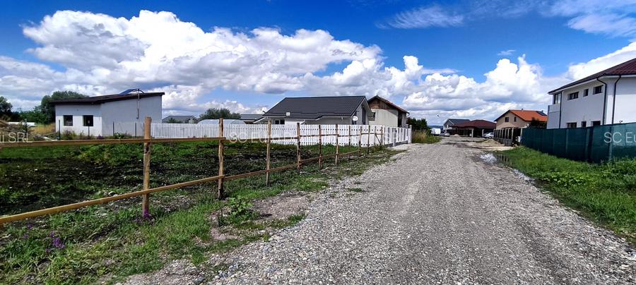 Lot de teren cu toate utilitatile intre case locuite - 10
