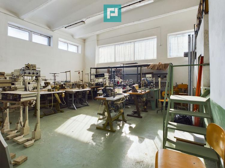 Spațiu industrial cu platformă betonată și teren - 8